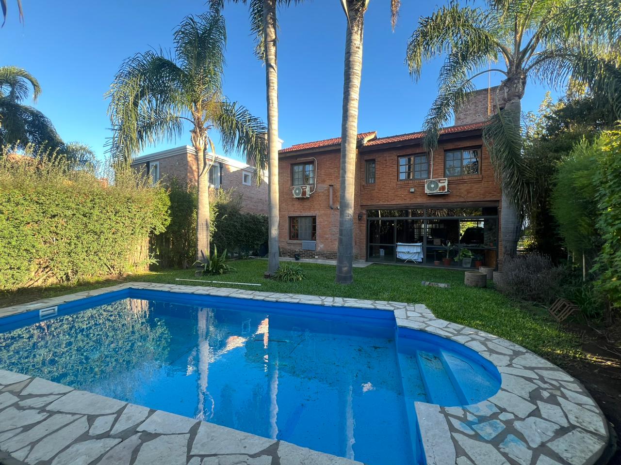 VENTA CASA DE CUATRO DORMITORIOS COUNTRY CLUB BANCO PROVINCIA