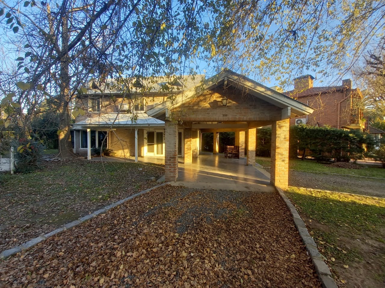 VENTA CASA DE TRES DORMITORIOS COUNTRY CLUB BANCO PROVINCIA