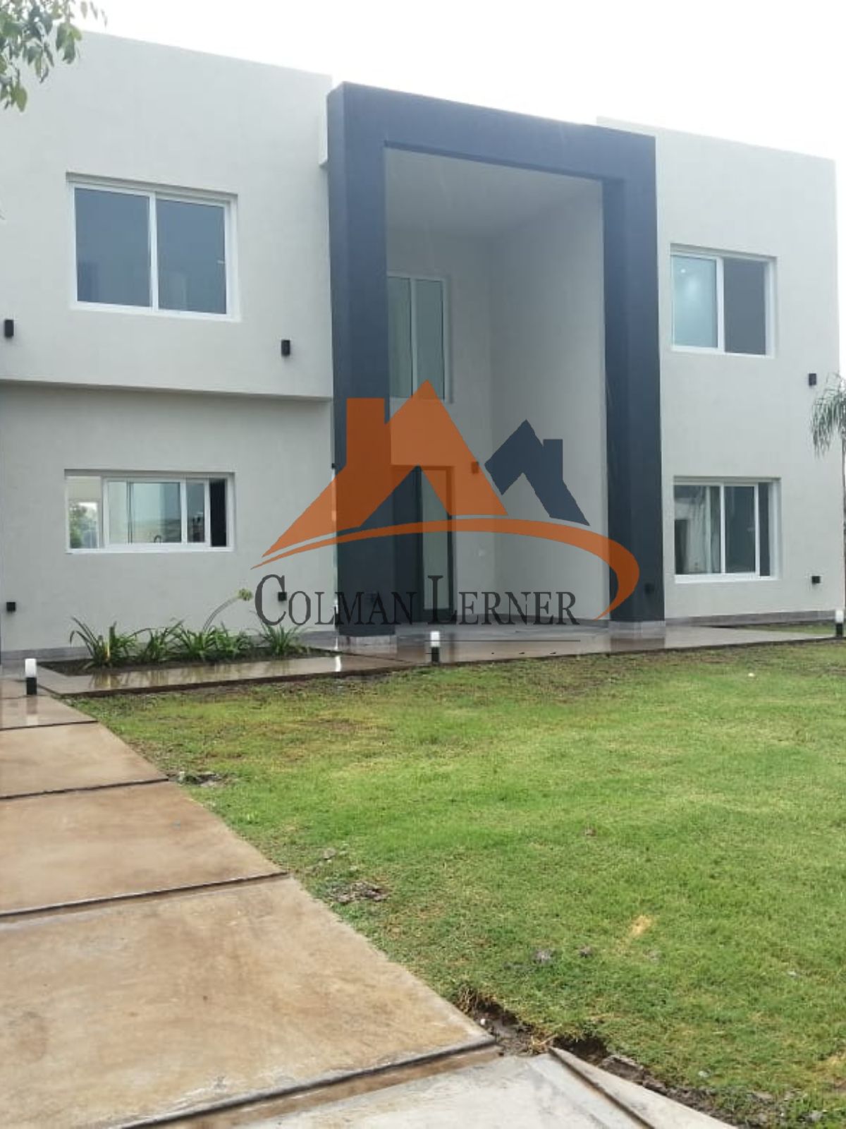 VENTA CASA DE CINCO DORMITORIOS MAS DEPENDENCIA DE SERVICIO TERRAVISTA