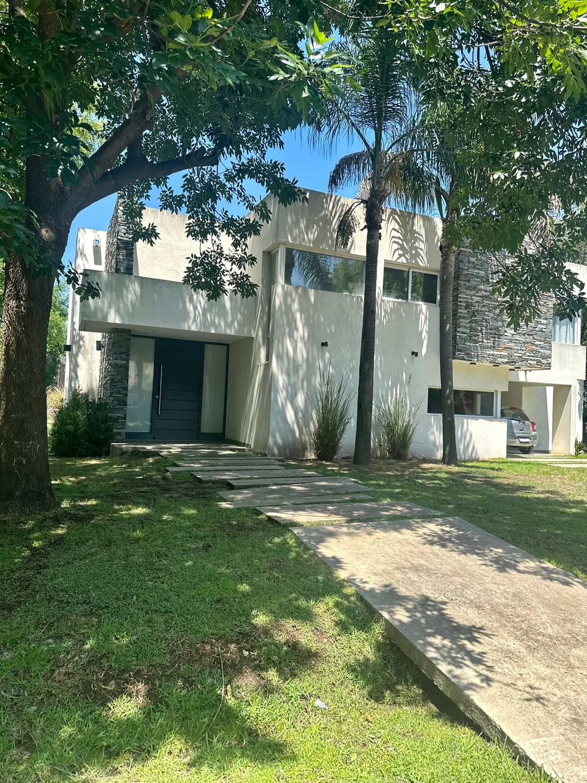 ALQUILER CASA DE DOS DORMITORIOS EN BARRIO CERRADO SANTA ANA