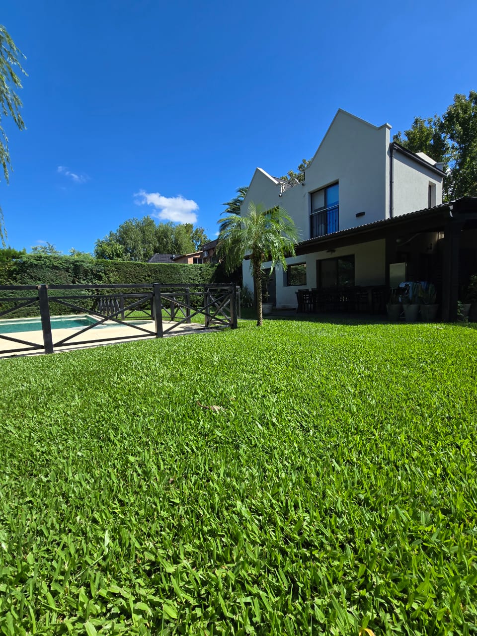 VENTA CASA DE CUATRO DORMITORIOS COUNTRY CLUB BANCO PROVINCIA