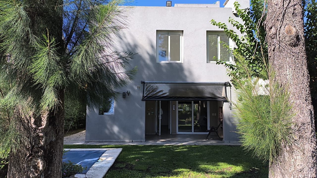 VENTA CASA DE TRES DORMITORIOS COUNTRY CLUB BANCO PROVINCIA